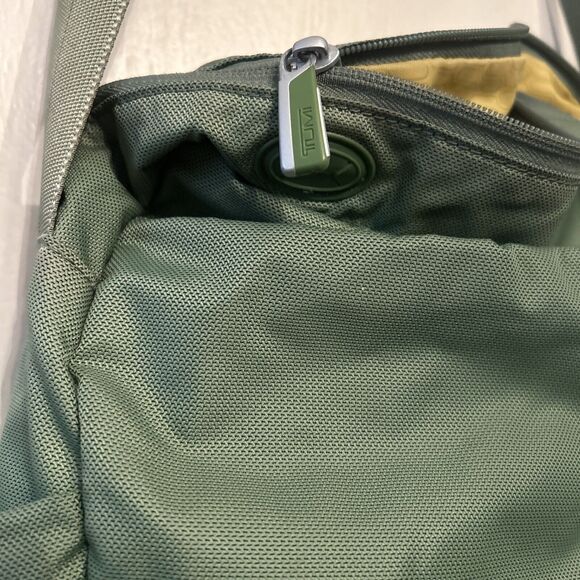 TUMI T-Tech Crossbody Messenger Bag Satchel Carry Green 5120 Preowned Has Wear - Picture 9 of 12